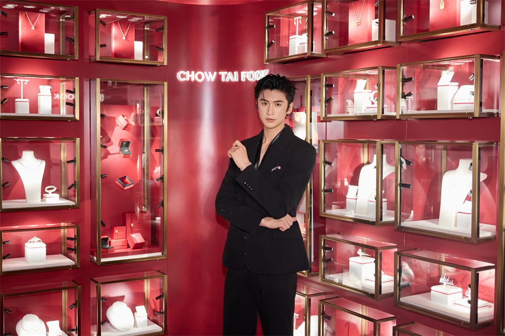 1 戴比尔斯集团携手周大福珠宝集团，打造&ldquo;每一面 为光所映The Gift of Sparkle&rdquo;限时主题展大连站.jpg