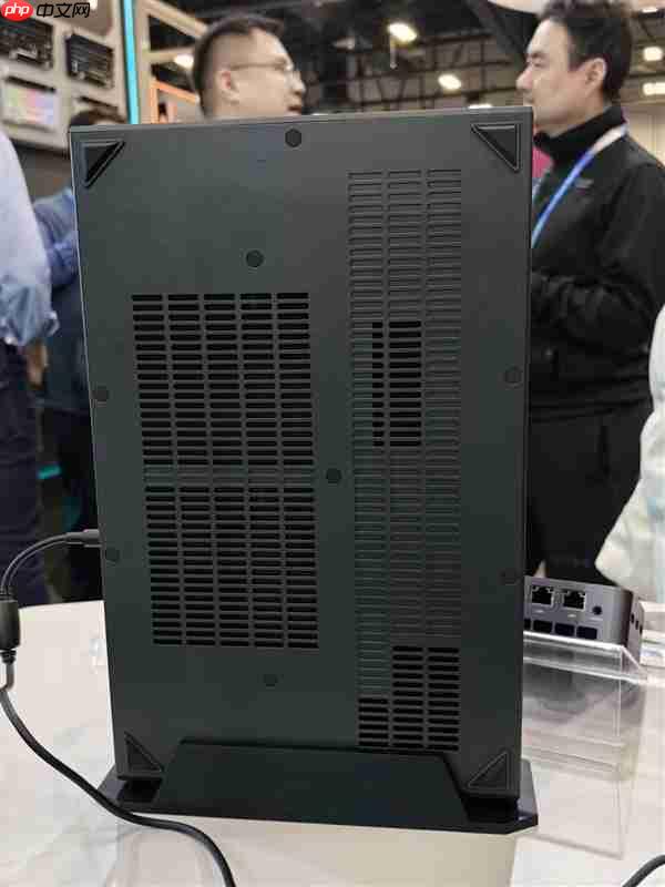 雷神MIX G2独显游戏迷你主机亮相:行业首款Ultra 9 275HX + RTX 5090