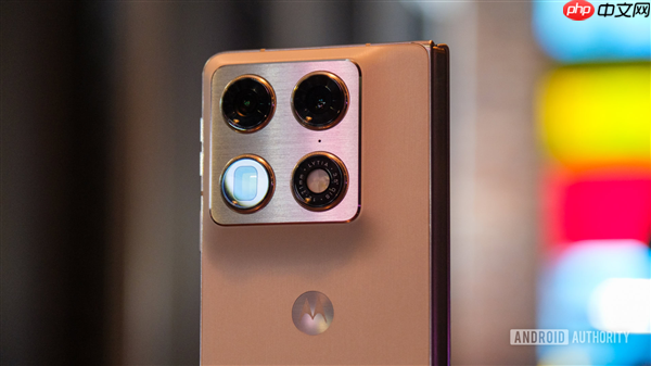 moto首款大折叠屏来了！moto Razr Fold亮相CES