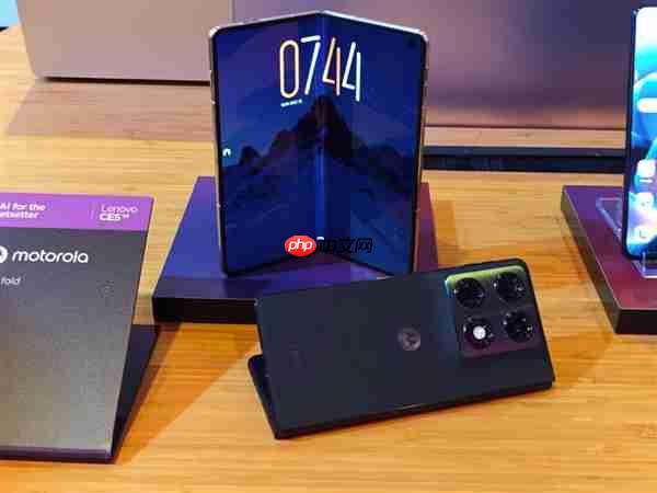 moto首款大折叠屏来了！moto Razr Fold亮相CES