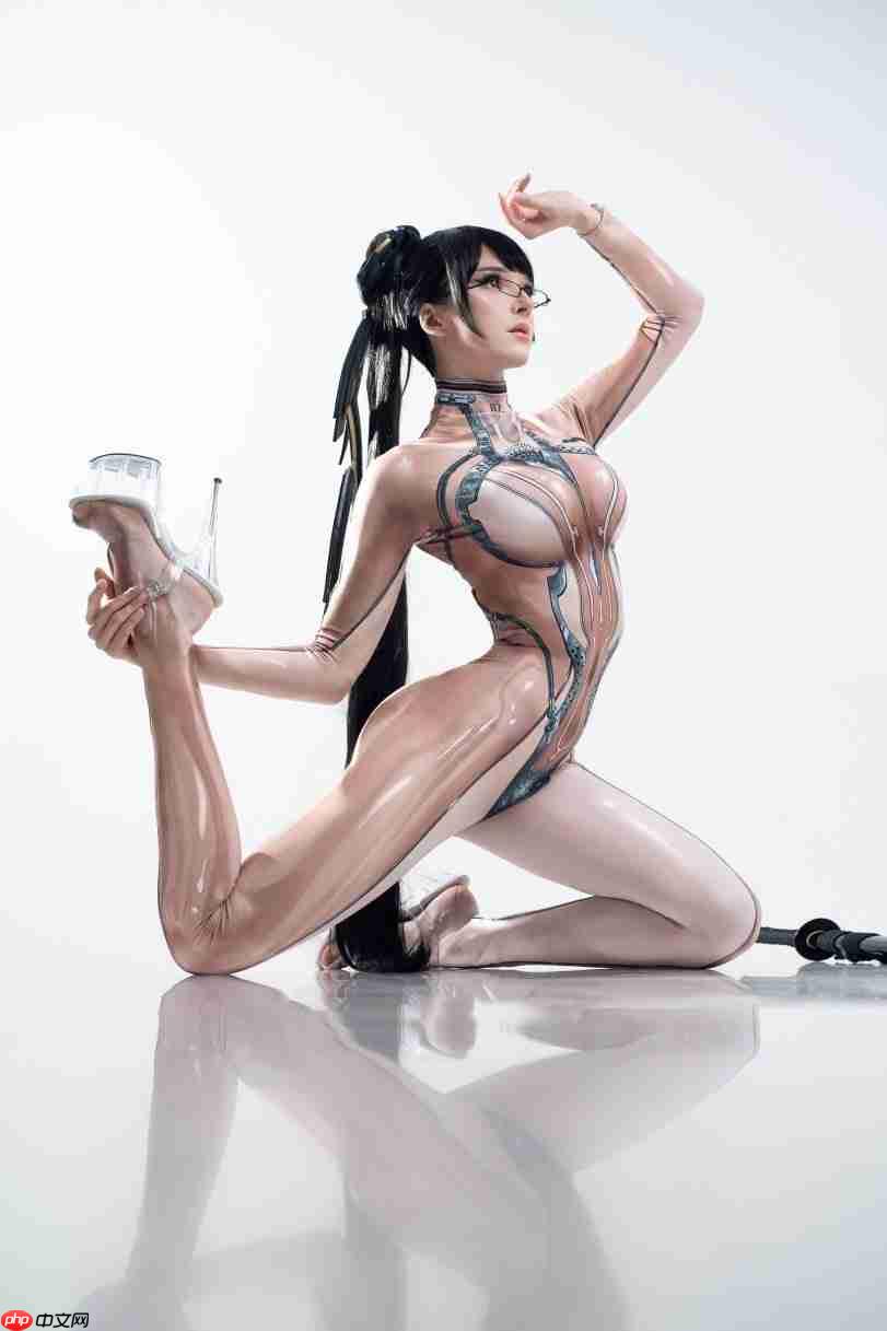 把持不住！ 国外知名模特穿透明装战衣cos《剑星》伊芙