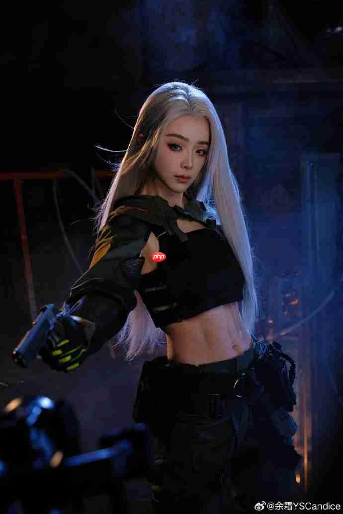 余霜COS《暗区突围》美图 白发侧颜超美丽