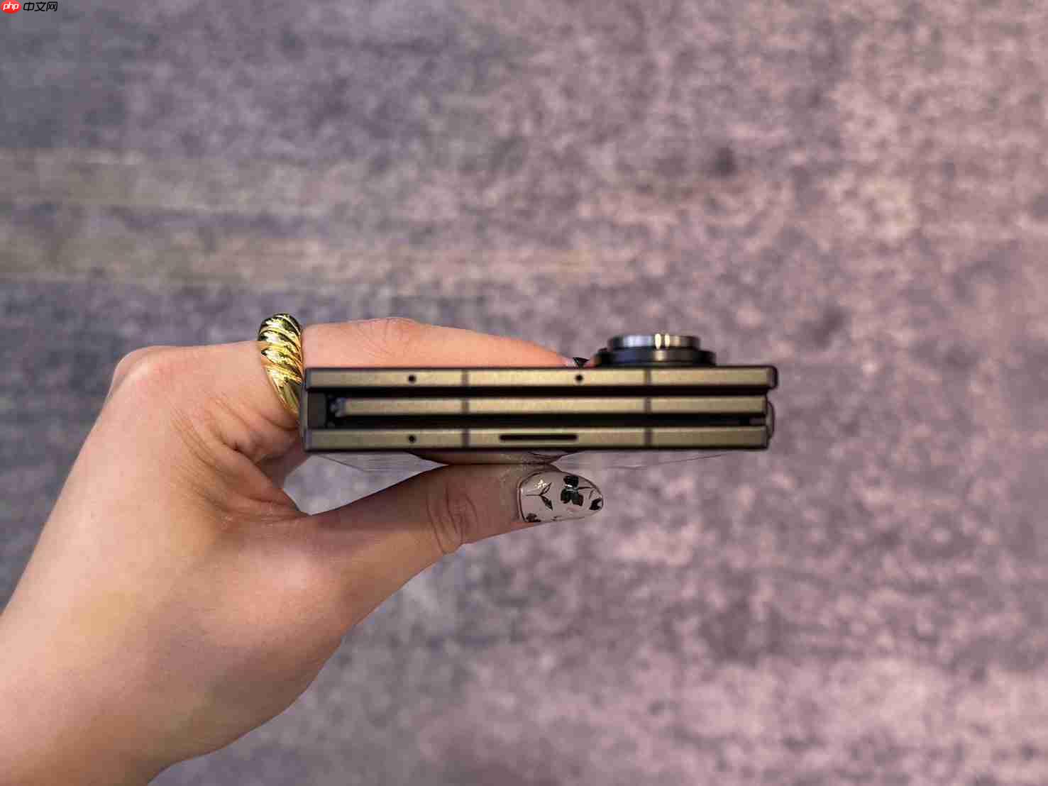 摺叠机天花板！三星Galaxy Z TriFold三摺机10吋巨幕 大展双内摺设计工艺