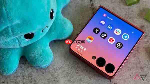 三星新款折叠屏被曝目标出货670万部:重量厚度大减