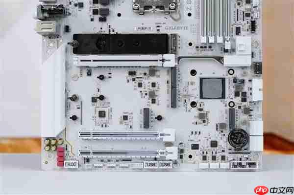 雪景房主机必看！技嘉电竞冰雕Z890 AORUS PRO ICE主板图赏