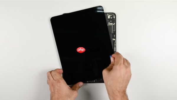 iPad Pro (2025) 拆解：内部结构极其复杂 难以拆卸