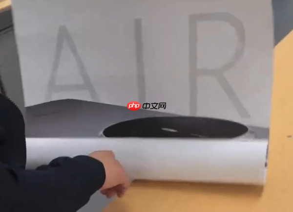 华为Mate 70 Air海报曝光：或成史上最薄Mate机型！