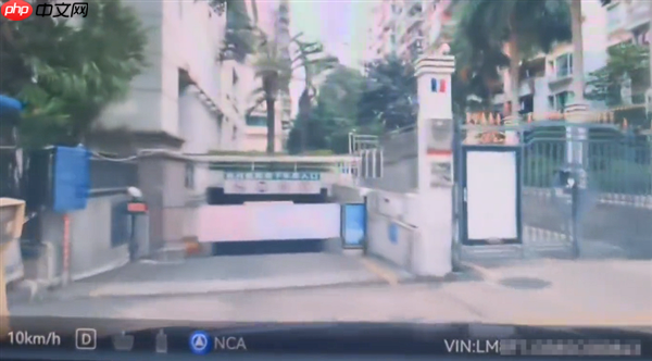 问界M9车主下地库误踩油门差点撞升降杆 小艺：请抬脚！