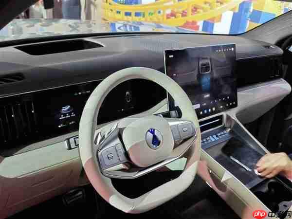 同级最多电机！三排六座SUV腾势N8L上市：29.98万起