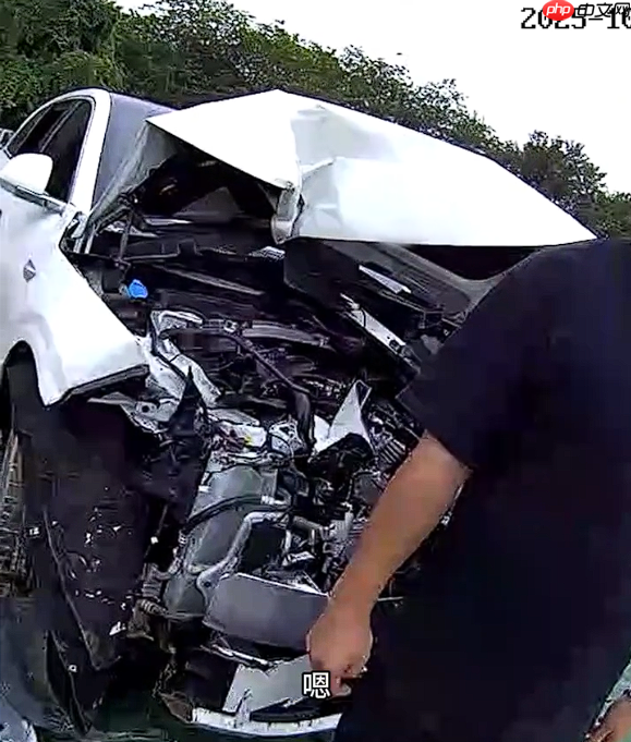 男子过度信任辅助驾驶：车头撞得稀巴烂