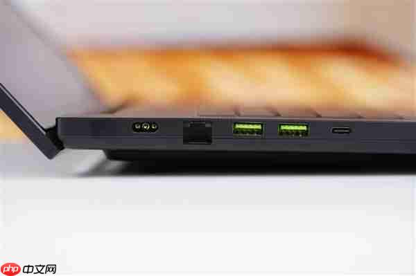 RTX 5090性能怪兽！雷蛇灵刃18 2025游戏本图赏