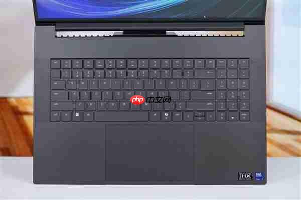 RTX 5090性能怪兽！雷蛇灵刃18 2025游戏本图赏