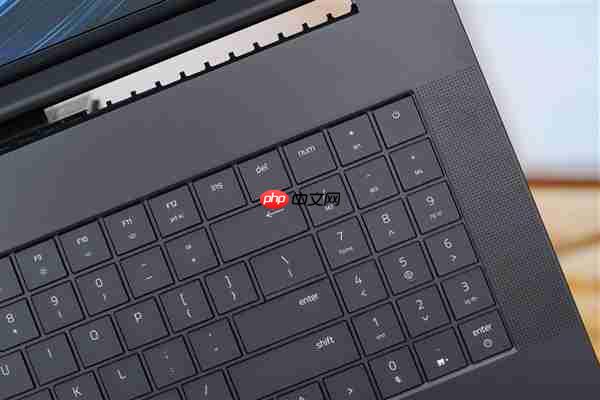 RTX 5090性能怪兽！雷蛇灵刃18 2025游戏本图赏