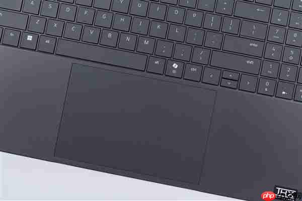 RTX 5090性能怪兽！雷蛇灵刃18 2025游戏本图赏