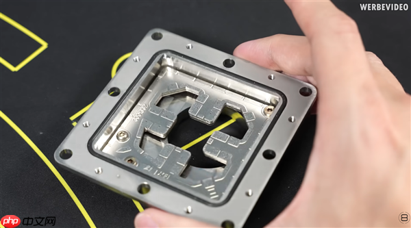 大神玩家动手：9800X3D用上超算的喷雾冷却！可惜不是太完美