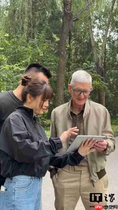 苹果 CEO 库克现身北京,同开发者散步聊天