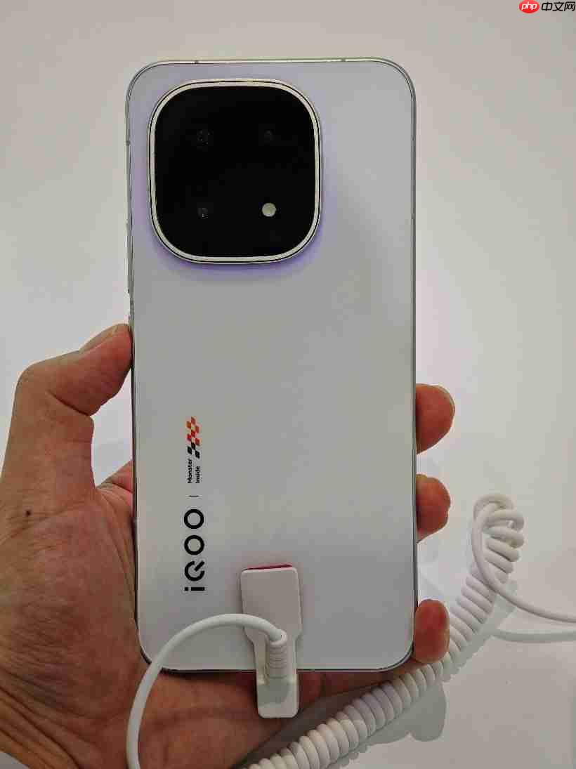 iQOO 15真机亮相VDC 2025:RGB镜头氛围灯加持,搭载OriginOS6