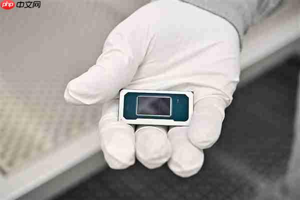 Intel 18A晶圆、芯片现场展示：妥妥的艺术品！