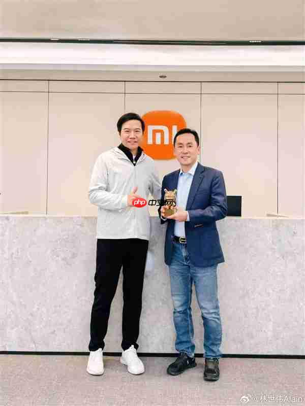 小米CFO林世伟入职五周年庆典，雷军颁发金米兔纪念奖章