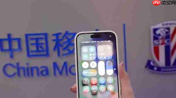 全国首家5G-A移动申花联名厅落地，手机展示独特8字运营商Logo