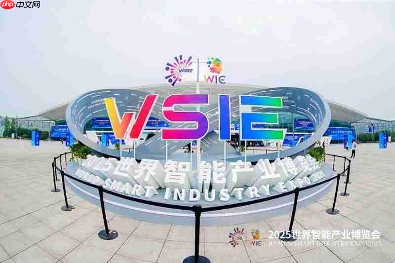 萤石网络智博会大放异彩，AI战略描绘智慧生活新蓝图