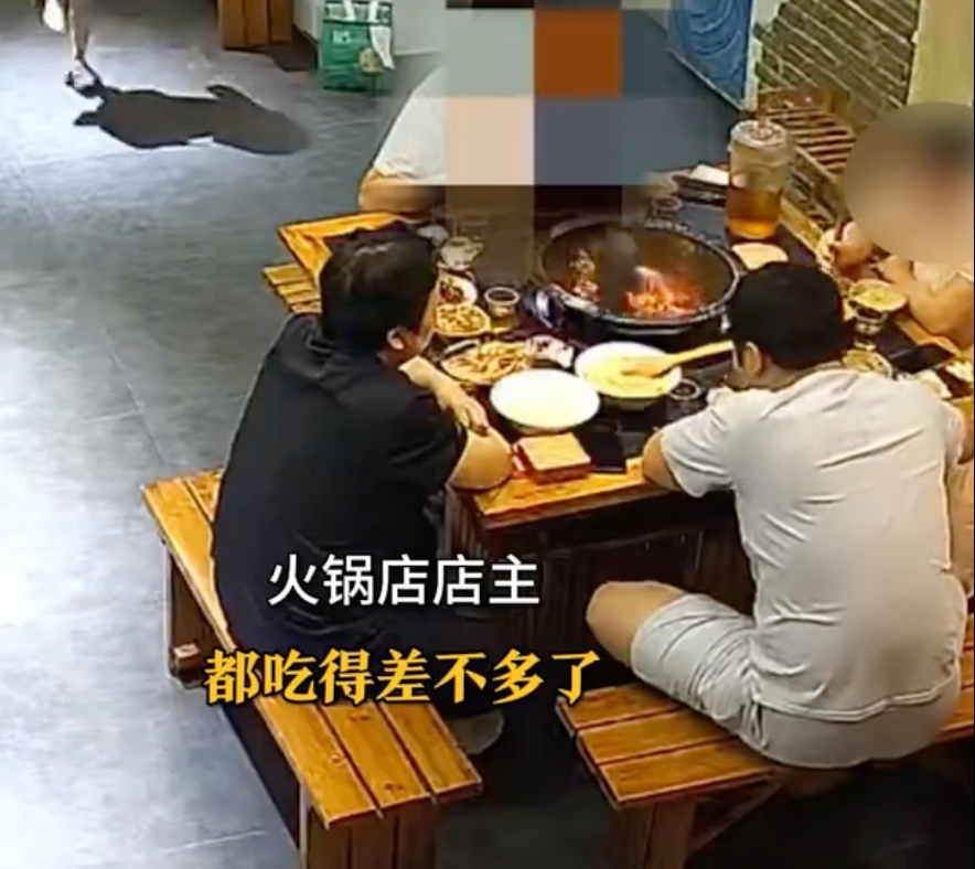 男孩玩耍踢拖鞋入火锅事件，真相揭秘