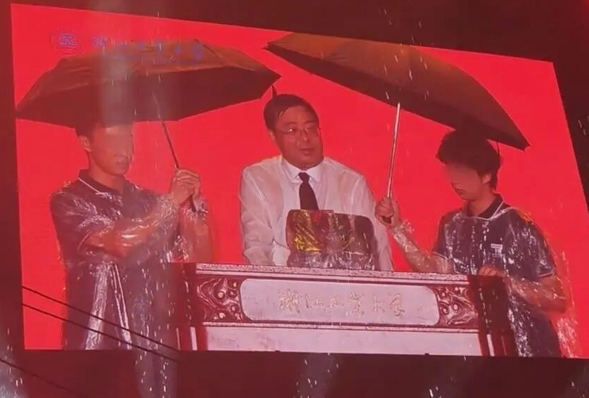 两学生撑伞反把校长淋透是怎么回事?详情介绍 - php中文网