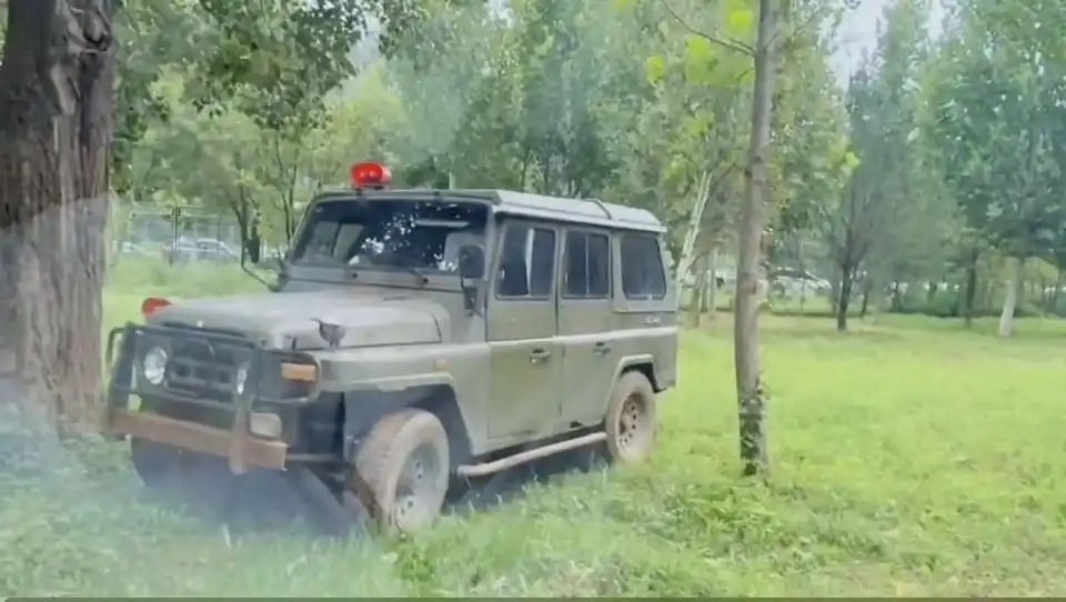 两车在秦皇岛野生动物园猛兽区发生剐蹭，多名游客下车当着老虎面吵架 - php中文网