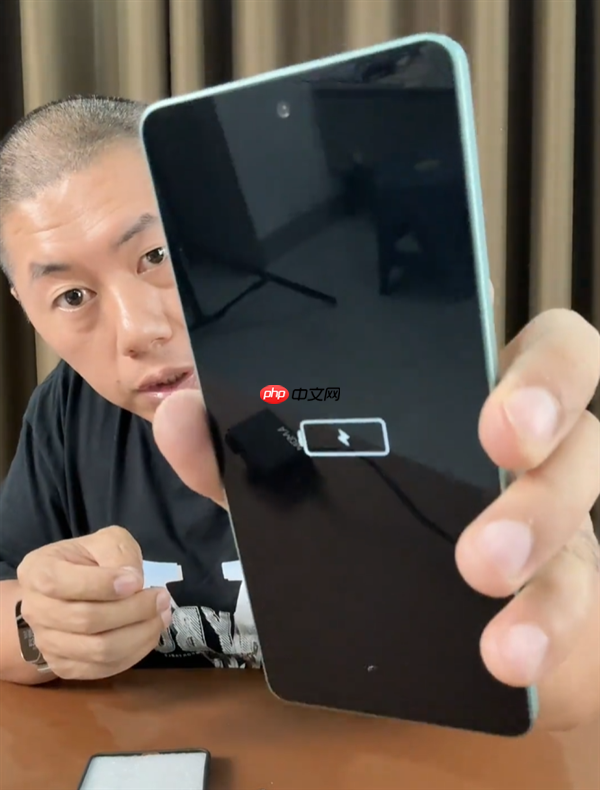 博主实测购买100块一台的智能手机：纯纯诈骗 屏幕只会亮没电图标