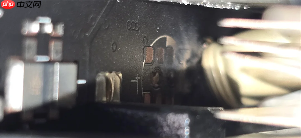 罕见!RTX 5090发生电容爆炸:散热片都被炸弯