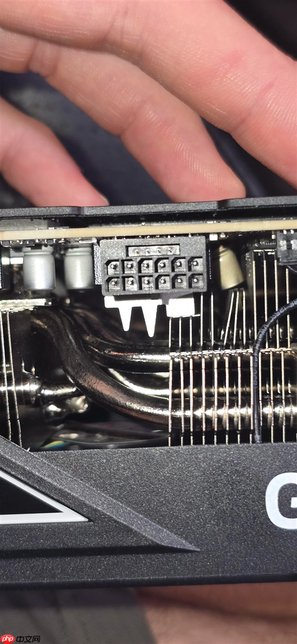 罕见!RTX 5090发生电容爆炸:散热片都被炸弯