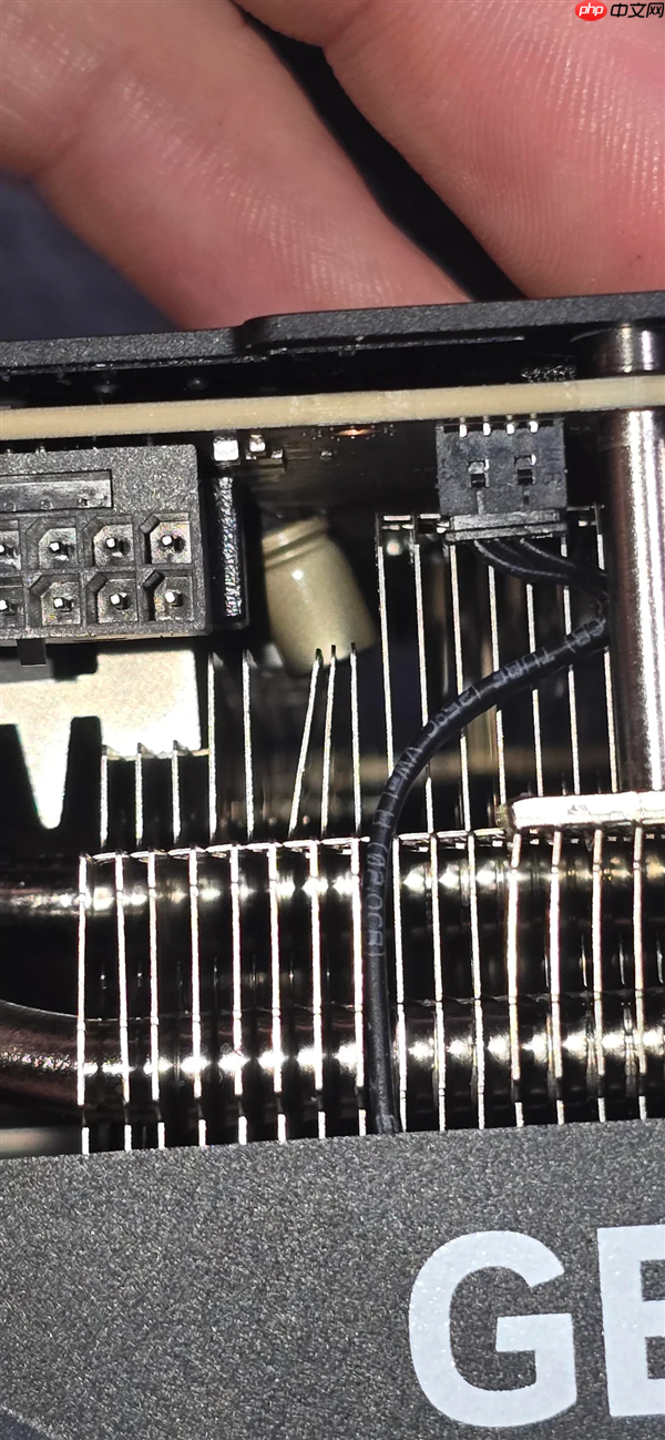 罕见!RTX 5090发生电容爆炸:散热片都被炸弯