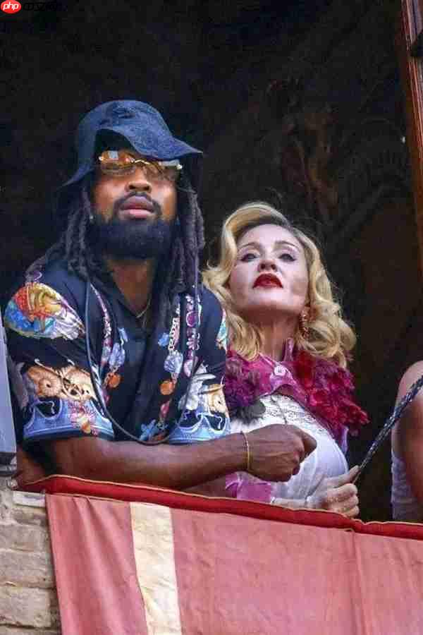 67岁麦当娜携29岁男友庆生：定制了一个巨大的Labubu蛋糕