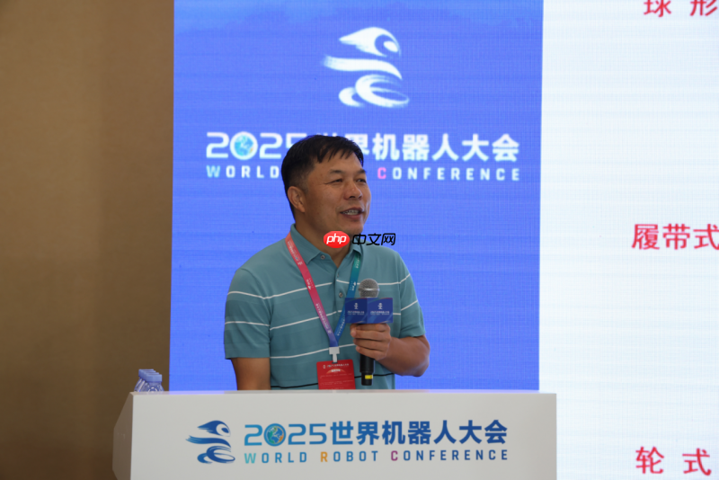 千樾铁马机器人亮相世界机器人大会重载 “硬汉” 演绎科技柔情