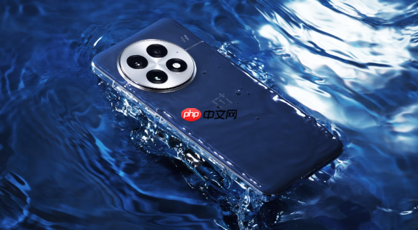 一加15全新外观设计亮相，四等边直屏搭配创新机身材料