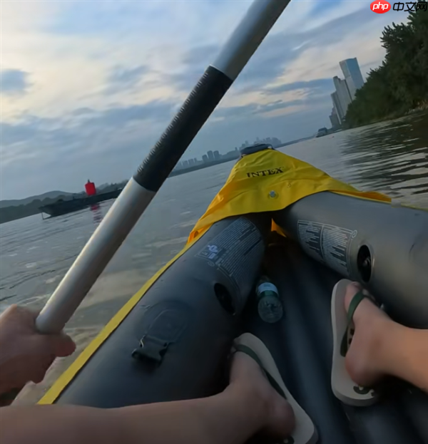 男子划船下班 25分钟车程划了3小时！家人：划得很好 下次别划了