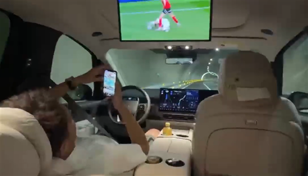 一理想MEGA隧道内开启NOA智驾 驾驶员躺平玩手机