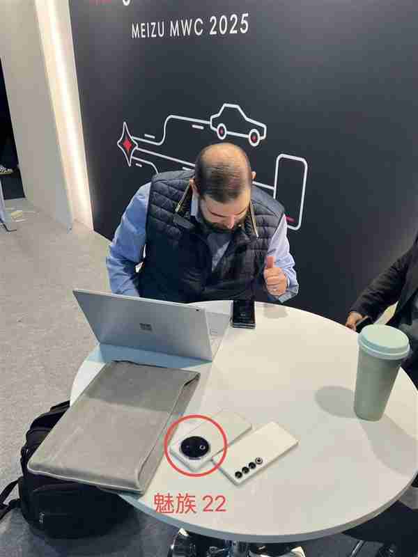 纯白机身颜值惊艳!魅族神秘新机现身MWC:魅友猜测是魅族22