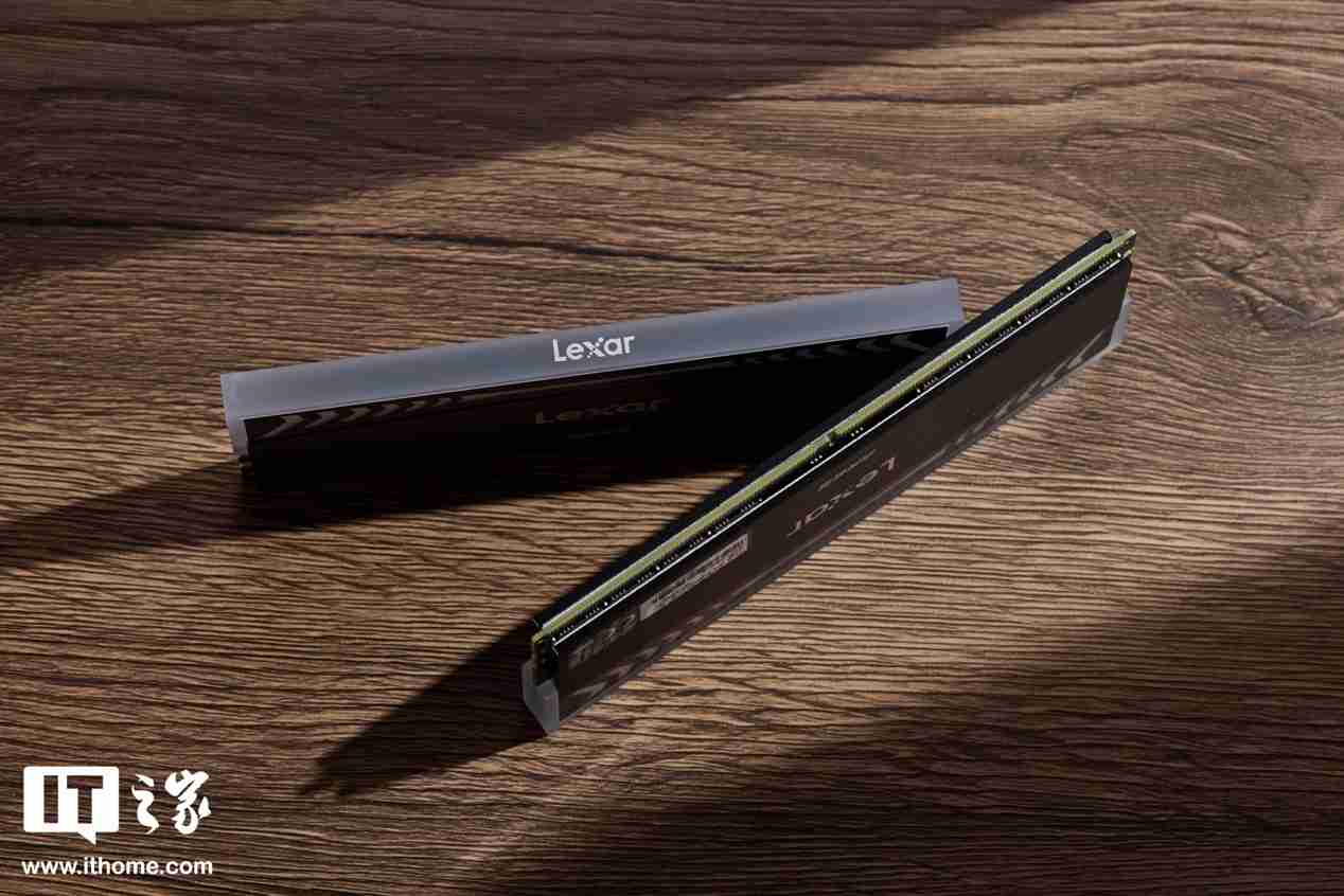 雷克沙战神之翼 ARES RGB DDR5 6000 C26 内存图赏：黑白撞色，AMD 平台性能战神