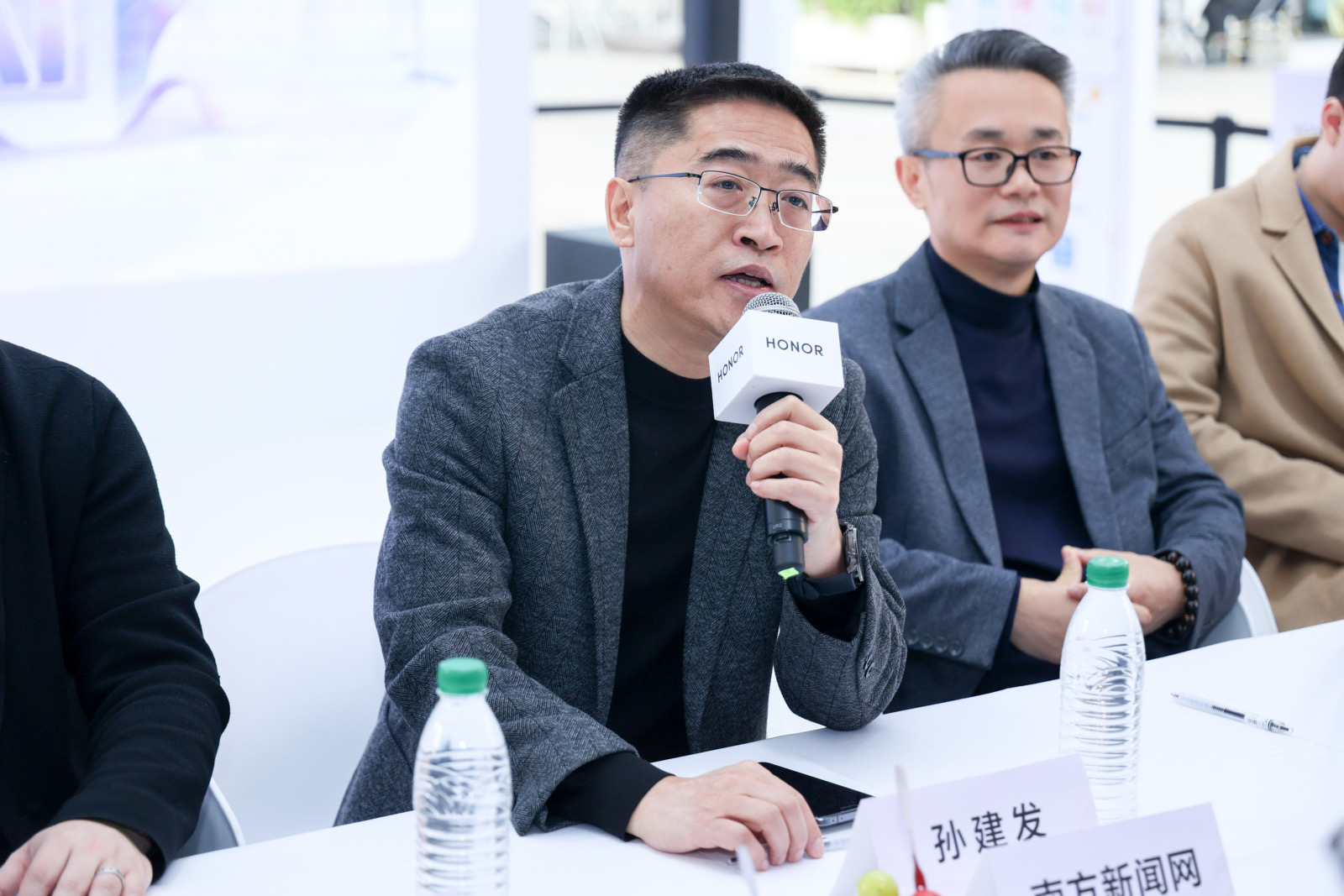 AI加持的荣耀互联网服务 究竟能带来哪些可能？