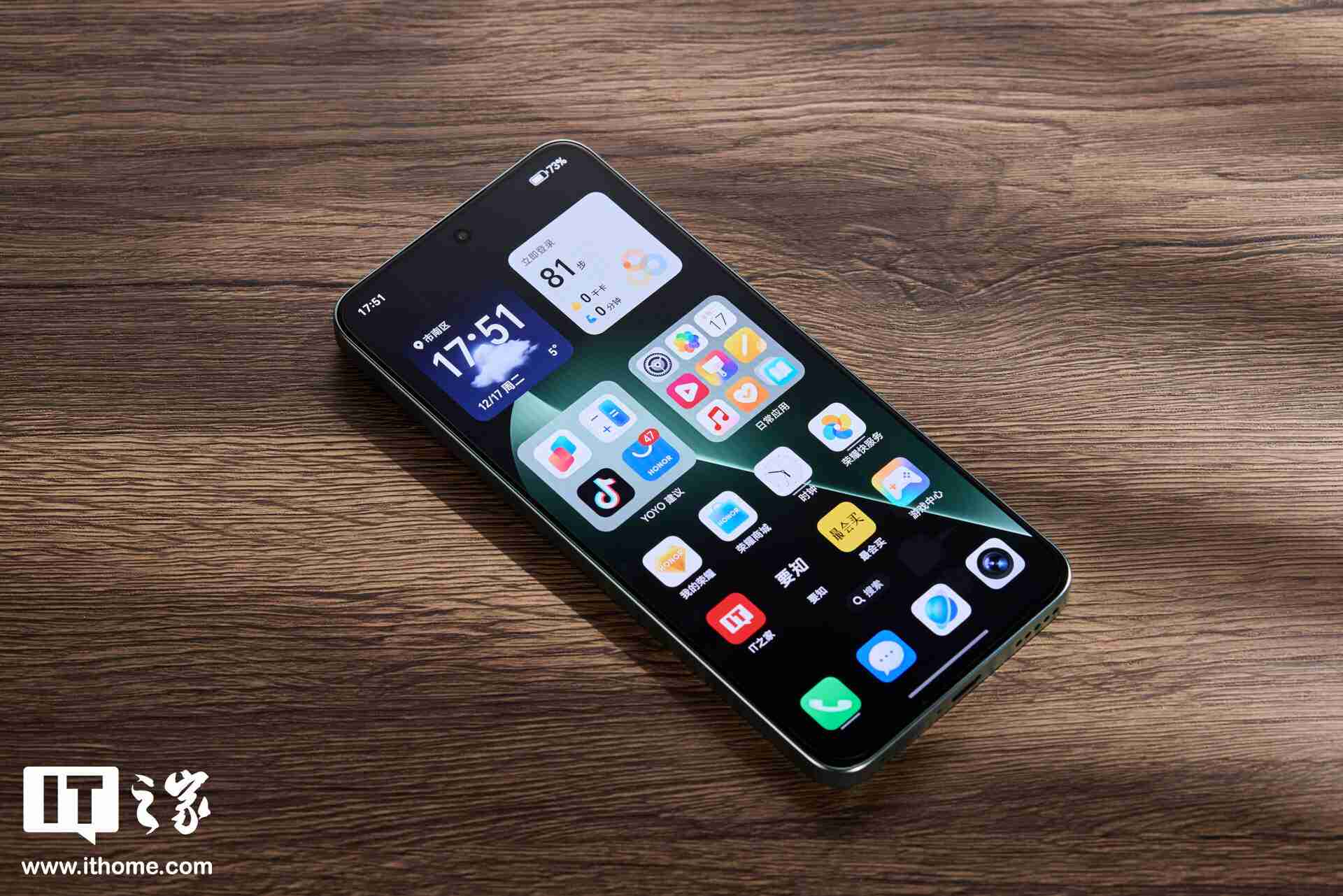 荣耀 GT「极光绿」图赏:大 Logo 设计,梦回荣耀 30