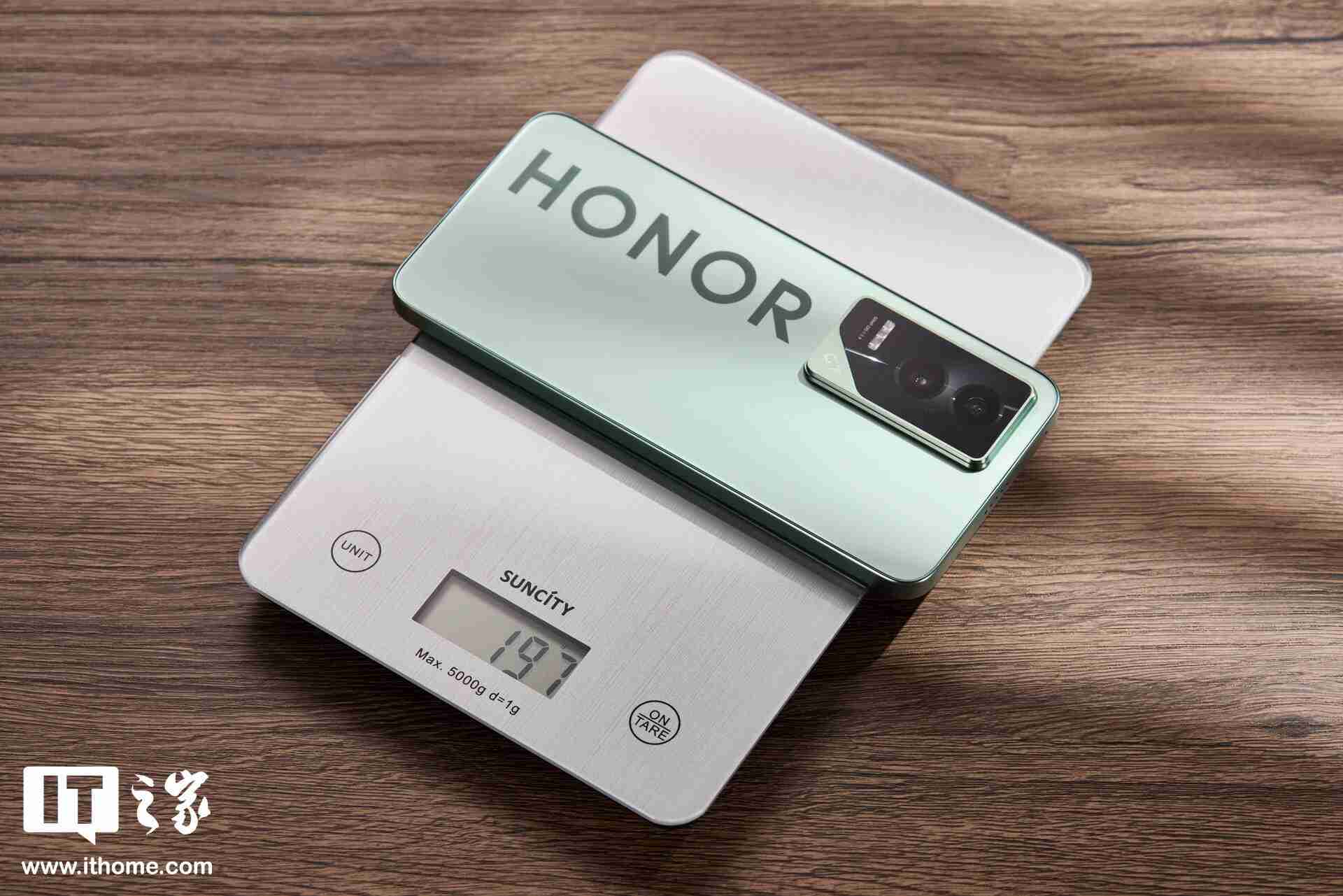 荣耀 GT「极光绿」图赏:大 Logo 设计,梦回荣耀 30