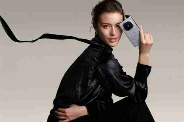 罗振宇喜提华为Mate X6折叠屏:确实强得飞起