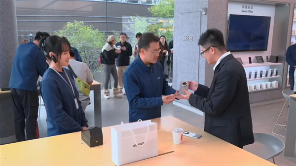 何刚亲自交付:十年Mate老用户抢到全国第一台Mate 70系列