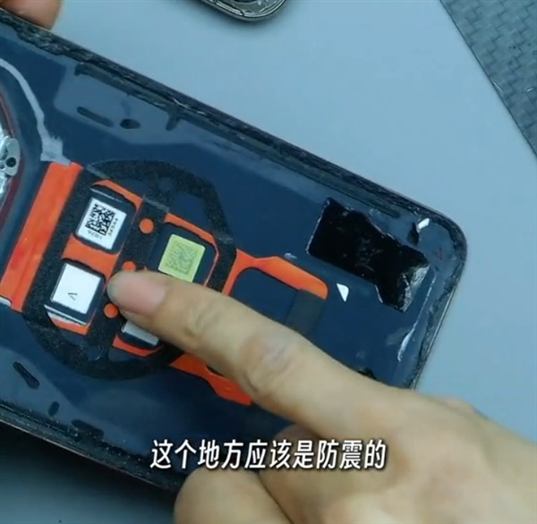 华为Mate 70 Pro+跌落测试:两米多落下砸碎瓷砖 丝毫无损