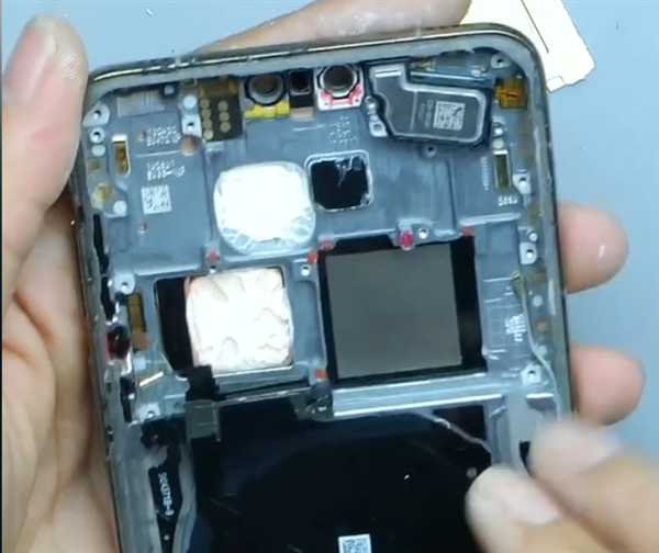 华为Mate 70 Pro+跌落测试:两米多落下砸碎瓷砖 丝毫无损