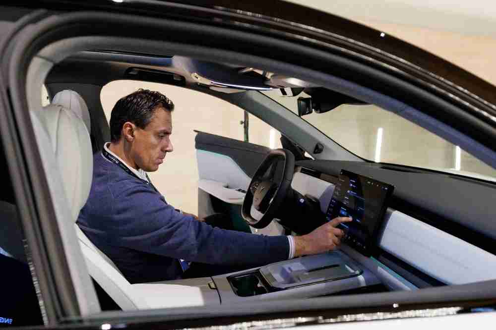 岚图汽车在葡萄牙品牌发布，携手Salvador Caetano集团共拓新市场