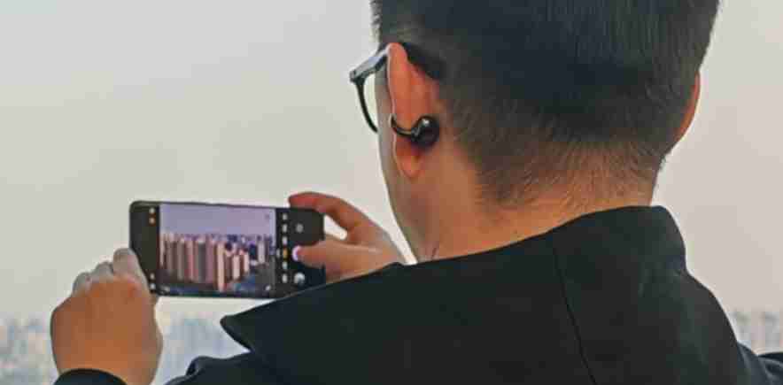 姜海荣预热荣耀 300 系列手机,耳夹式耳机成亮点