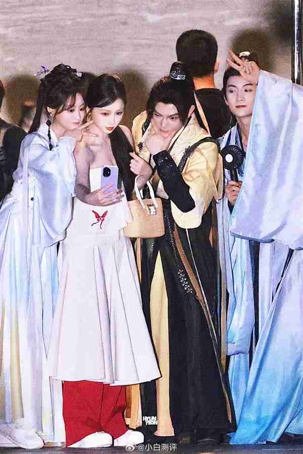 荣耀300真机图曝光!虞书欣有望代言