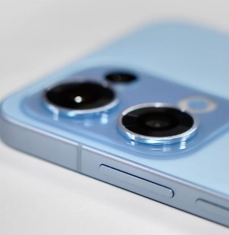 OPPO Reno 13 系列手机正面曝光:金属中框 + 四窄边直屏